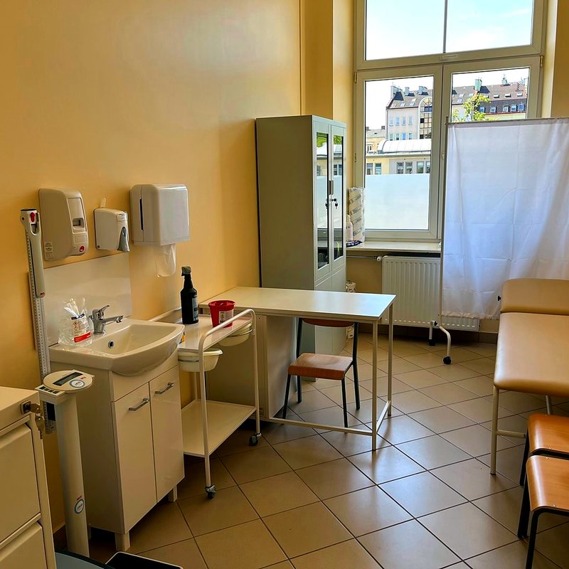 Gabinet pielęgniarki szkolnej z umywalką, leżanką, wagą i miejscem do badania