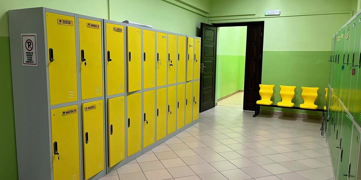 Szatnia z indywidualnymi, podpisanymi szafkami uczniów