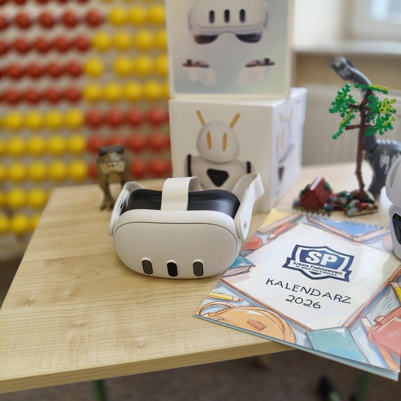 Gogle VR / AR na stoliku obok szkolnego kalendarza